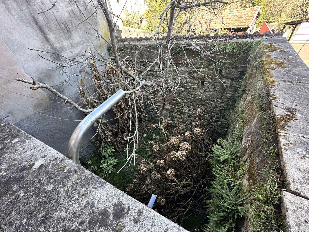 Maison à LIVINHAC-LE-HAUT