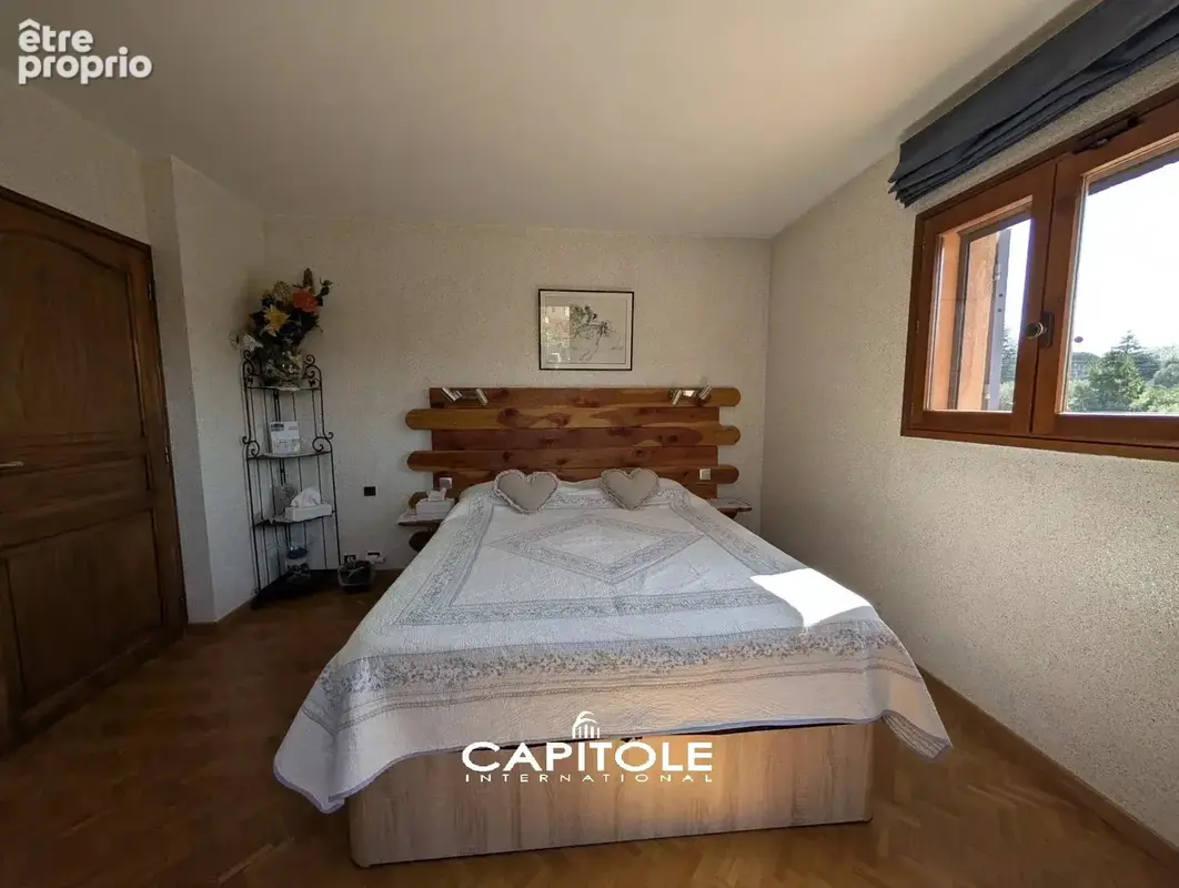 La Gaude - Charmante villa 5 pièces de 154 m² édifiée sur un terrain d'env. 2 133 m² avec piscine, vue sur les collines environn - photo 7