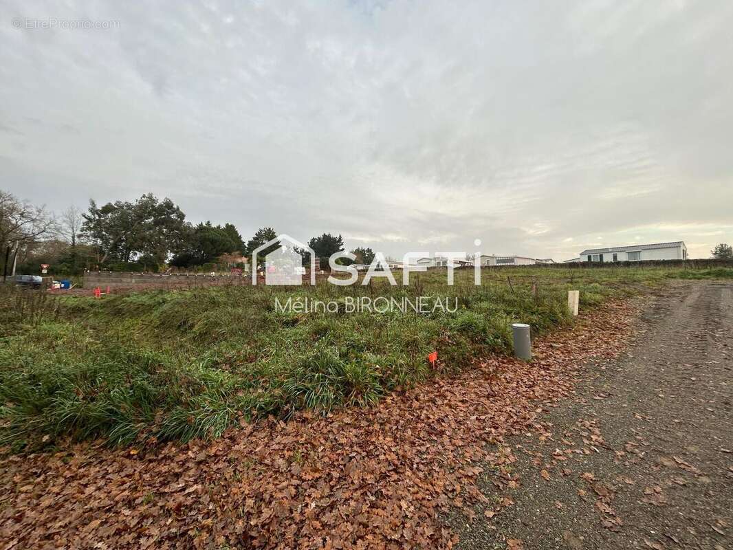Terrain 397 m² à Moutiers-Les-Mauxfaits  - photo 2