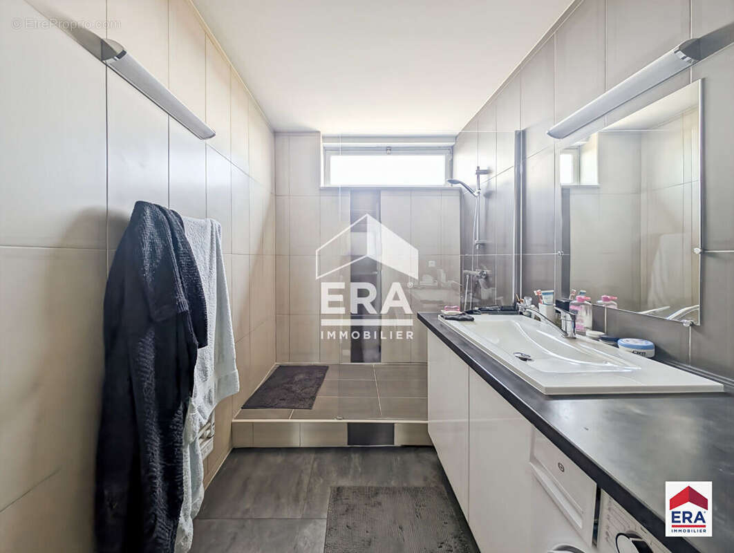 Appartement - 105 m² - Balcons - Garage fermé - Cave - Roubaix Barbieux - photo 7