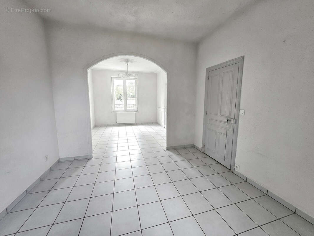 À VENDRE   Charmante Villa T4 de 122 m2 avec sous-sol complet et terrain arboré de 665 m2 ! - photo 2
