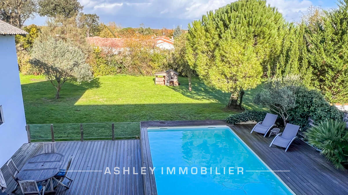 À vendre - maison charentaise du xviiie avec piscine, dépendances et terrain de 2 400 m2 - saint-soulle - photo 2
