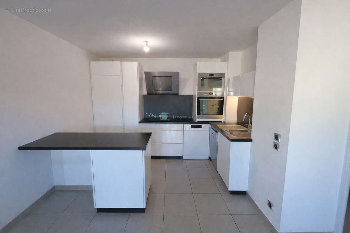 Appartement à LA ROQUETTE-SUR-SIAGNE