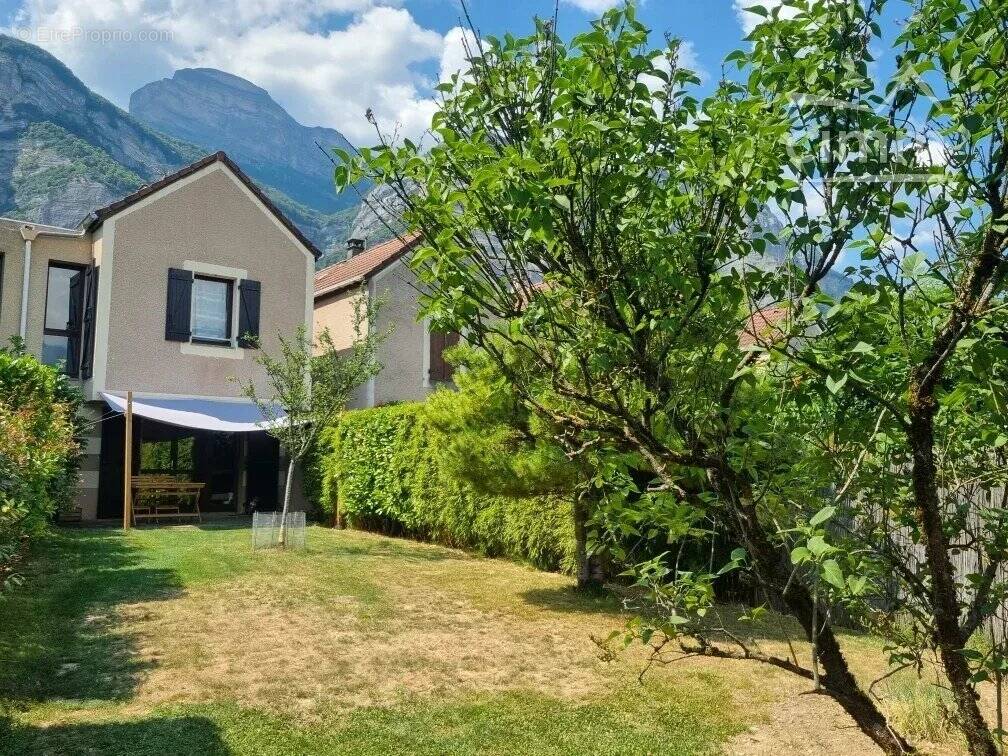 À vendre – Maison mitoyenne avec jardin à Crolles - photo 2