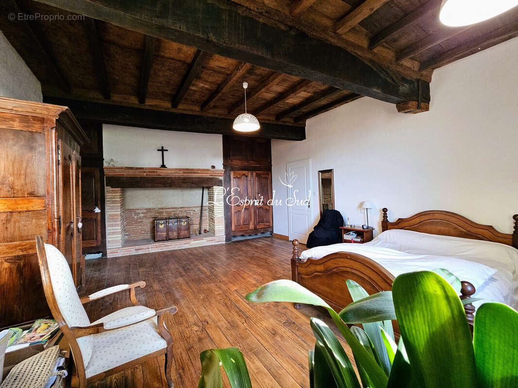 Une maison traditionnelle rénovée dans un parc 