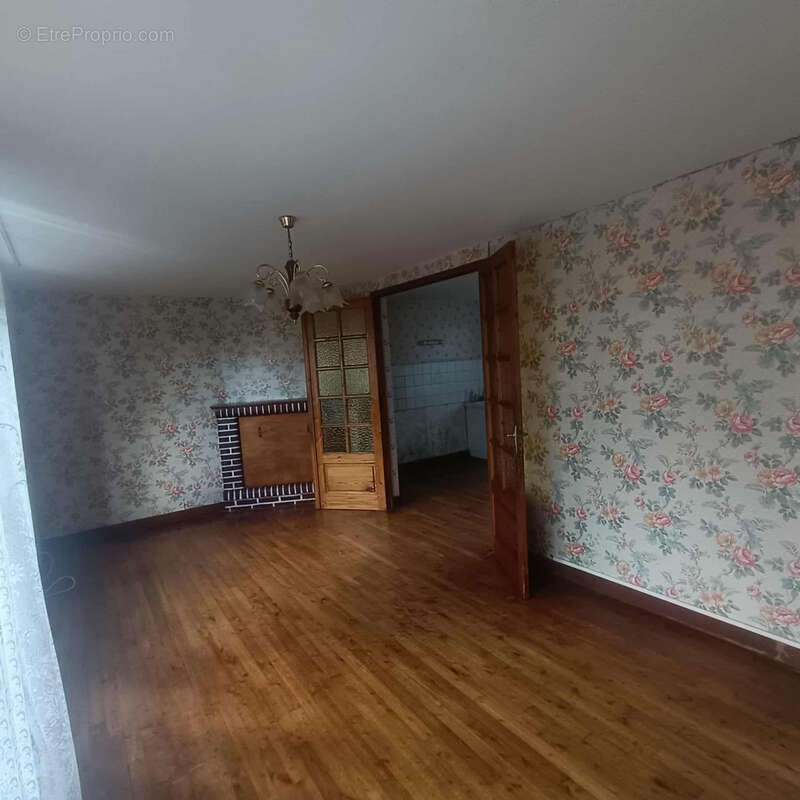 Maison à NEANT-SUR-YVEL