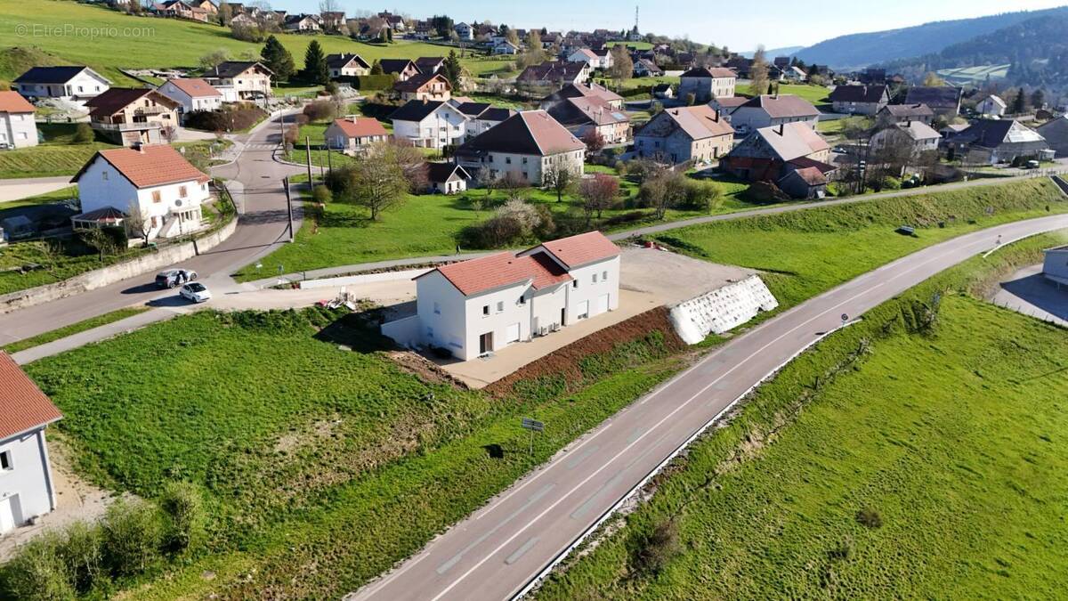 Terrain à MAISONS-DU-BOIS-LIEVREMONT