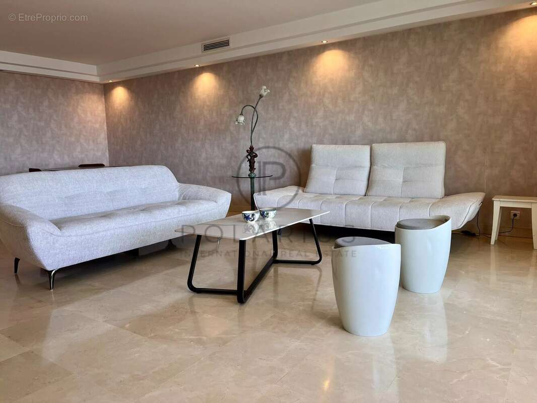 Appartement à SAINT-LAURENT-DU-VAR