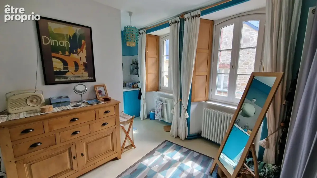 DINAN - Maison de caractère avec extension vitrée magnifique sur courette. - photo 5
