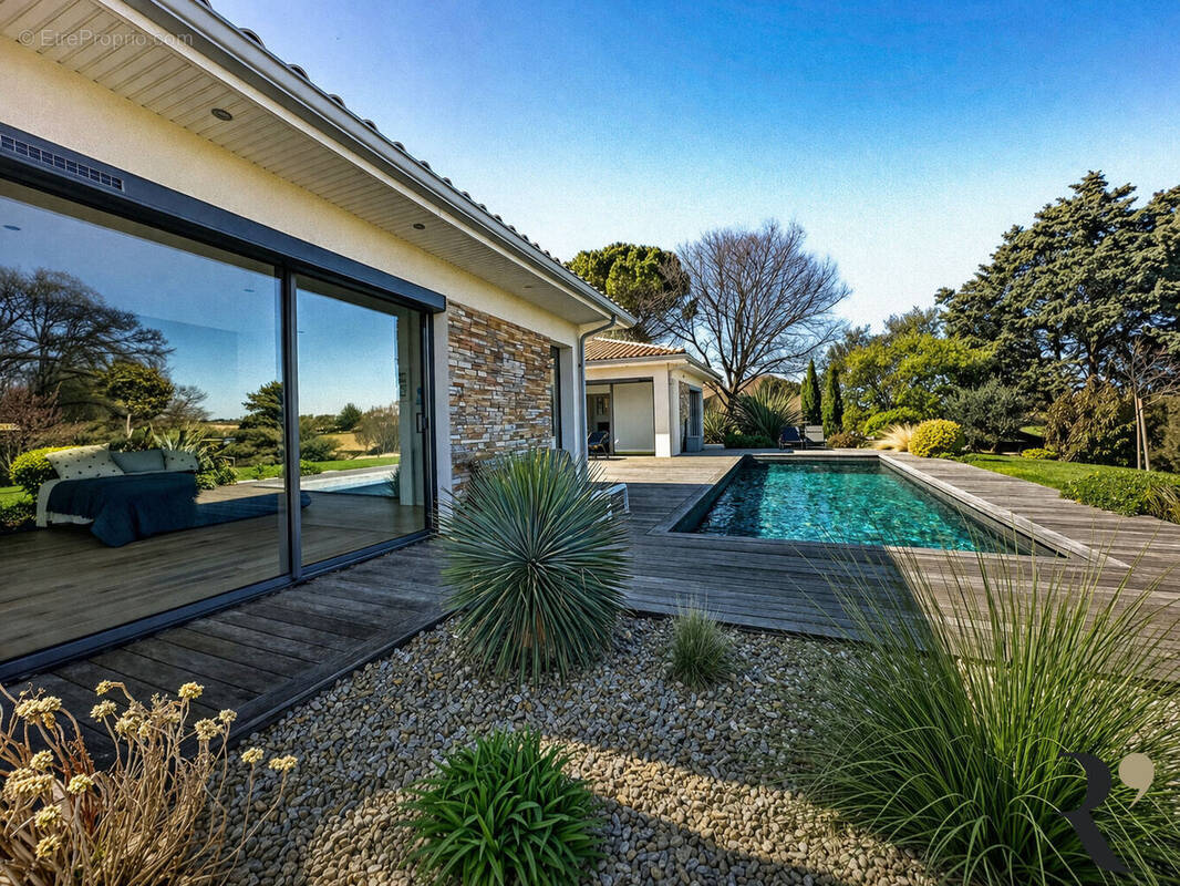 Maison à SAINT-PIERRE-DE-LAGES