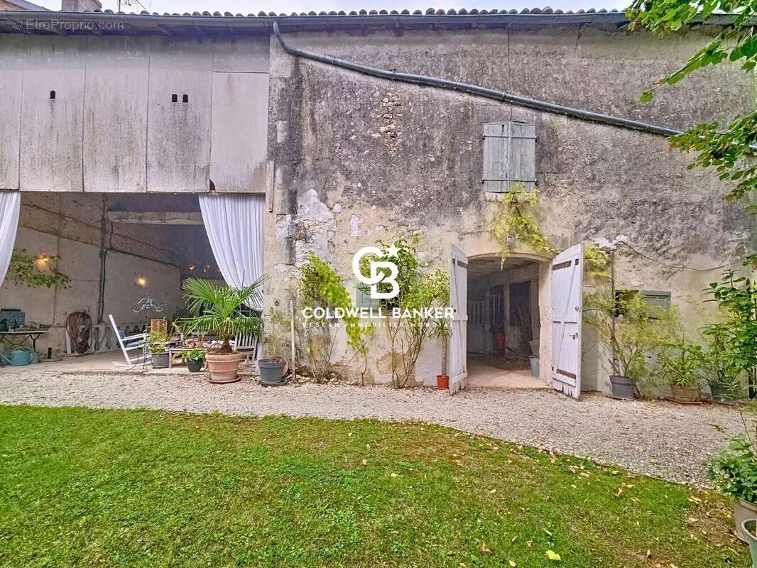 Maison à SAINT-JEAN-D'ANGELY