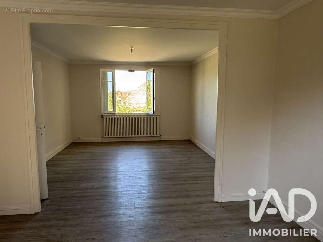 Maison 95 m² à Saint-Amand-Montrond  - photo 4