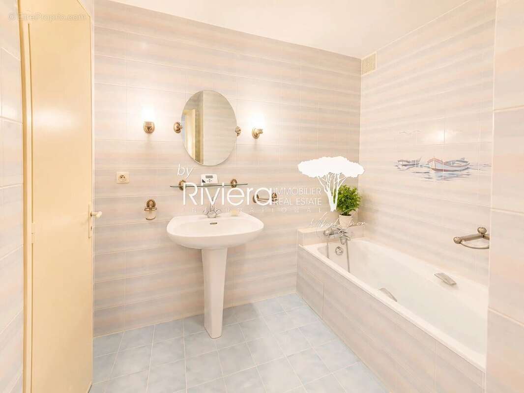 CAVALAIRE - Villa Vue Mer - 6 chambres - Double Garage. - photo 12
