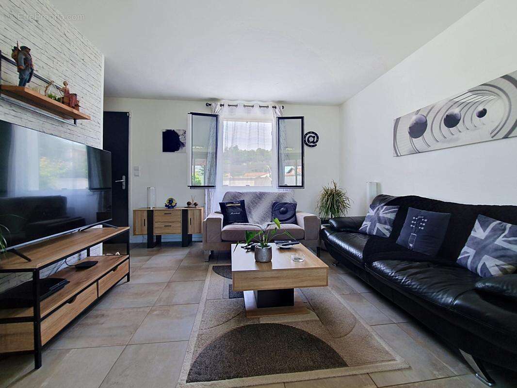 Maison - 3 Chambres - Buanderie - Garage - Sous-sol - Double Terrasse - Jardin - Au calme - photo 12