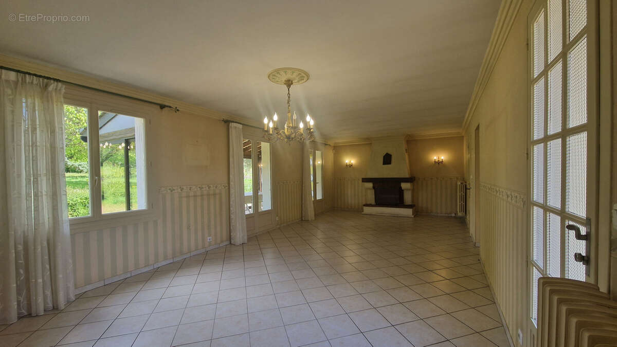 Maison à LE PUY-NOTRE-DAME