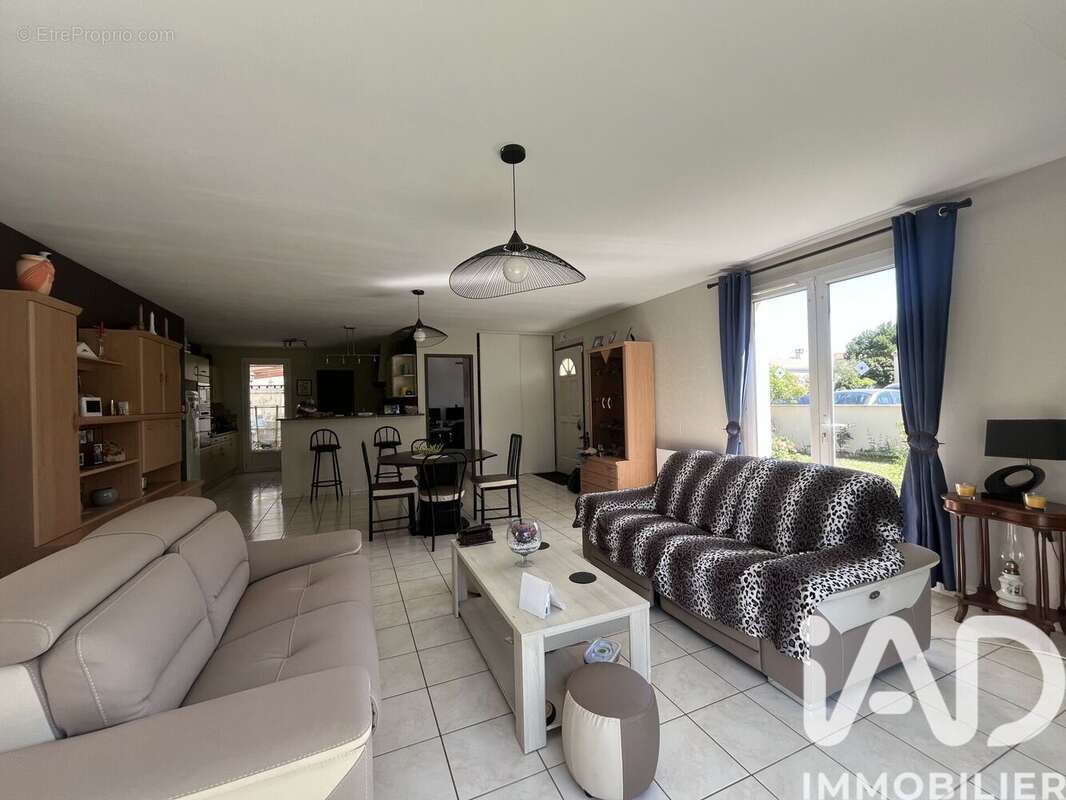 Maison 112 m² à Sainte-Soulle  - photo 4