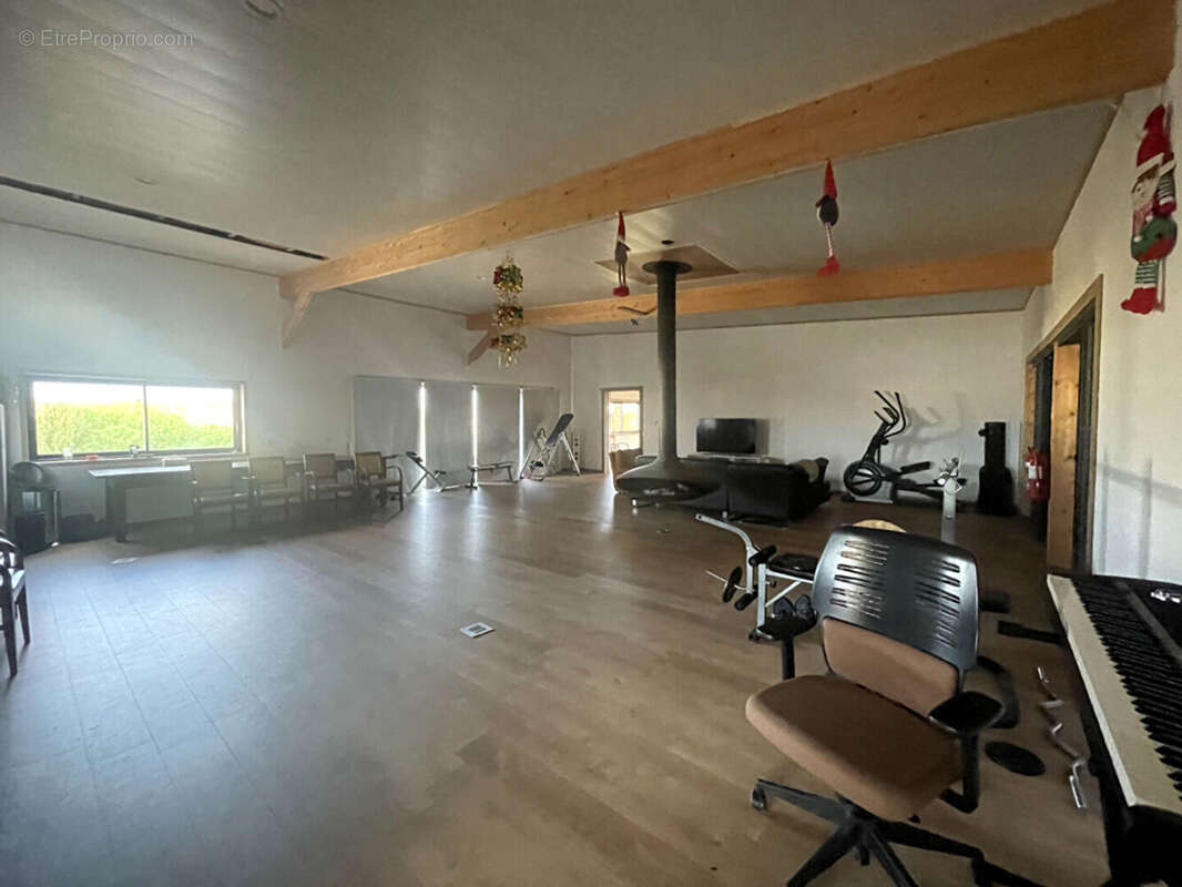 Autre à TREMBLAY-LES-VILLAGES