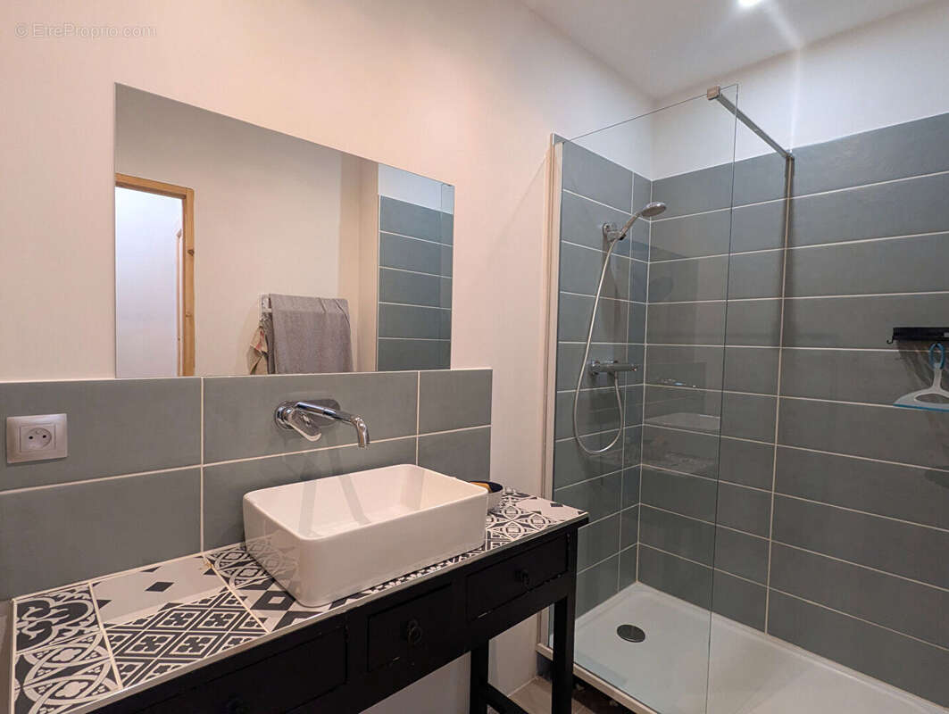 VILLECROZE, vaste bâtisse de 790 m² avec dépendances, garage et piscine - photo 11