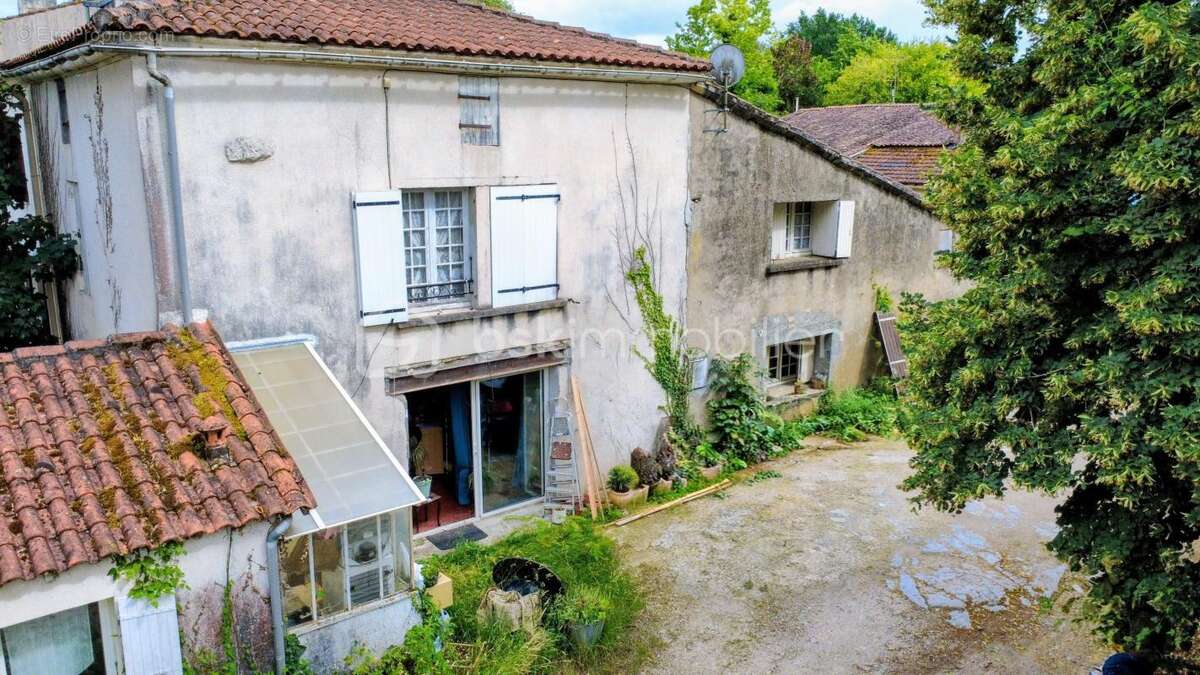 SAINT-VAIZE – Ensemble immobilier à fort potentiel aux portes de Saintes 85000€ - photo 5