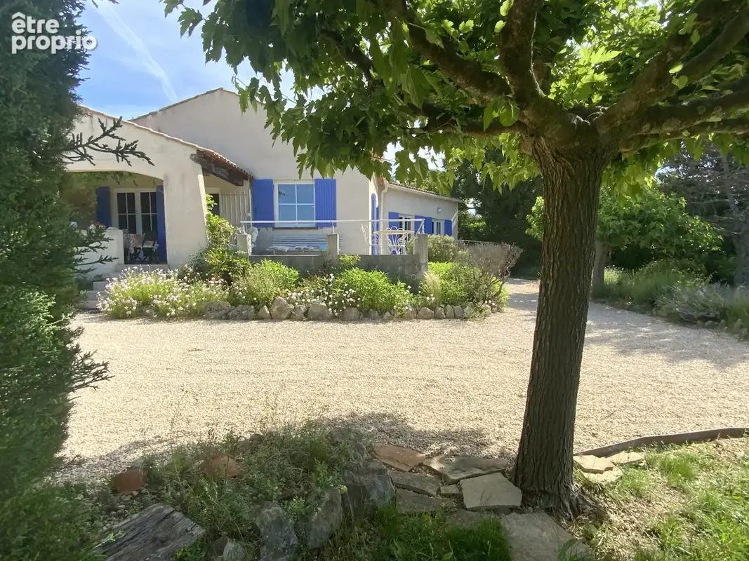 Villa de plain pied au calme , terrain avec piscine et vue dégagée. - photo 2