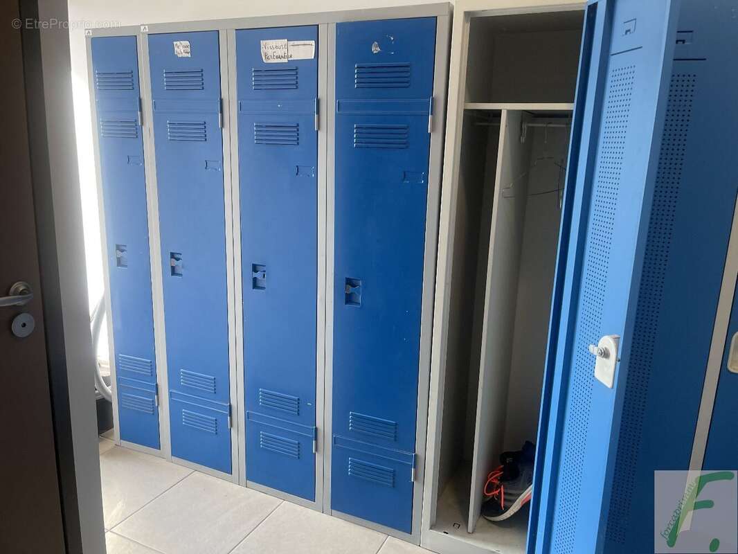 Commerce à LA TERRASSE