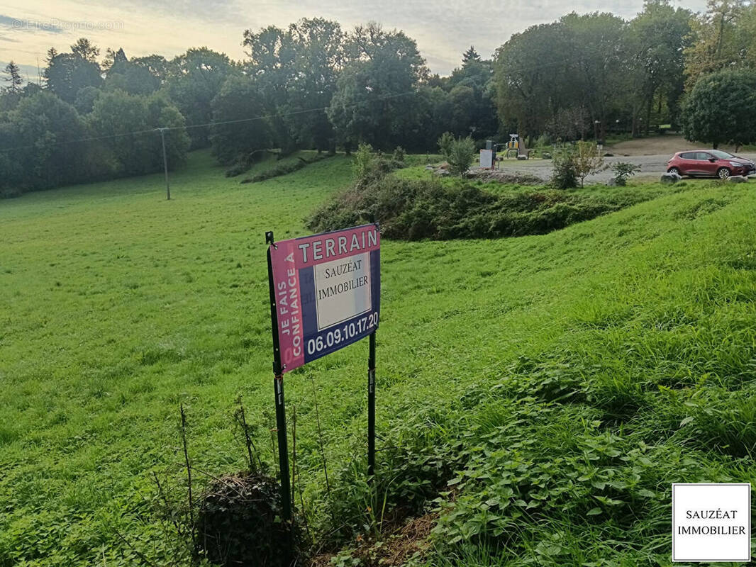 Terrain à MAGNAC-BOURG