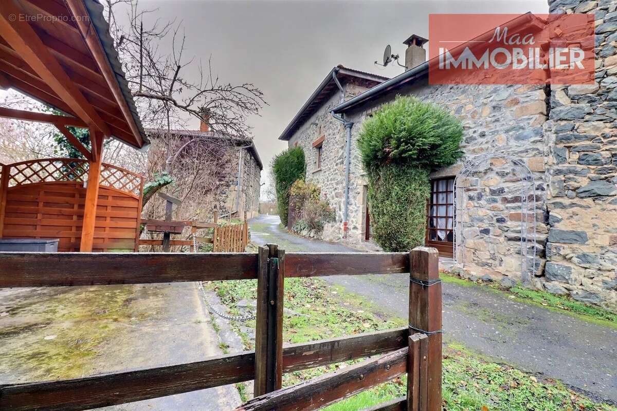 Maison à ROCHE-EN-REGNIER