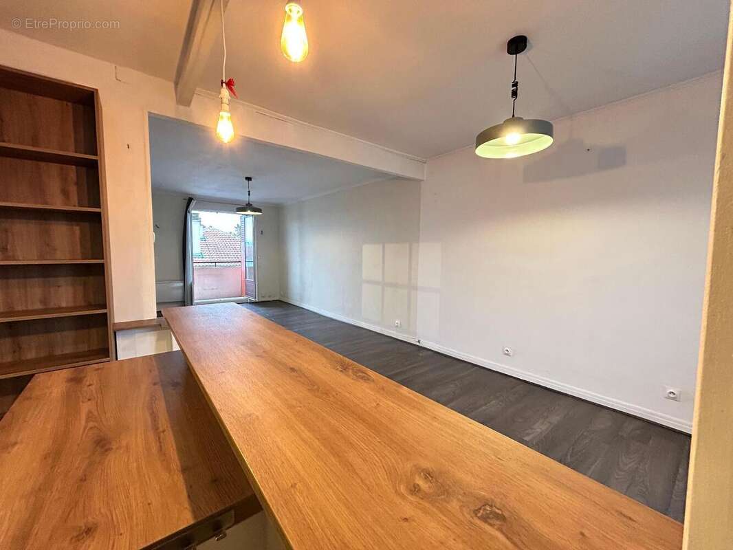   - Appartement à VILLEURBANNE