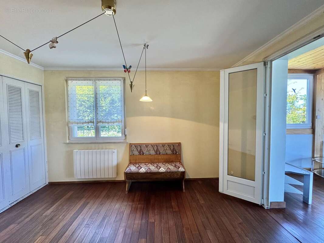 Maison à MONTREUX-JEUNE