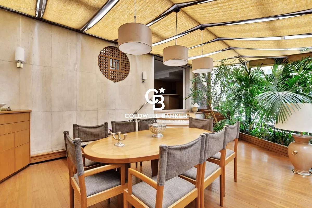 Appartement à PARIS-16E