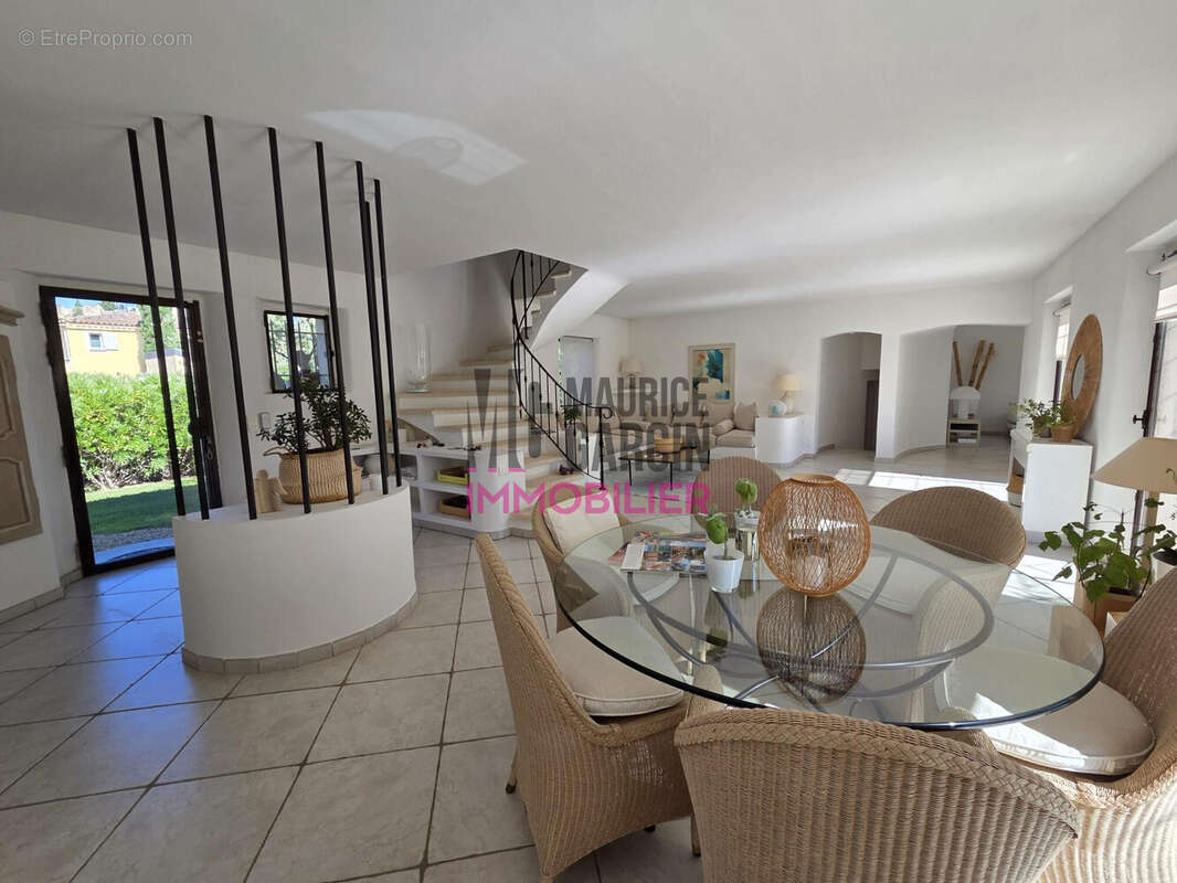 Maison 165 m² à Lagnes  - photo 6