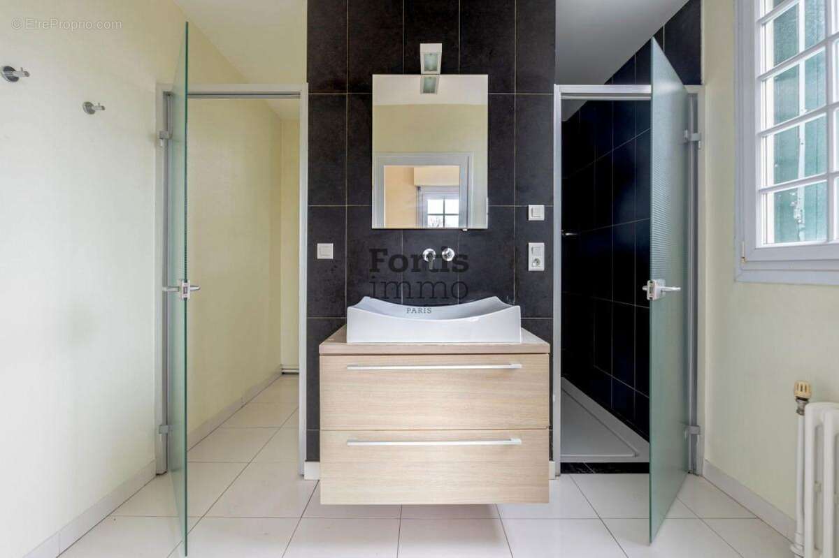 Maison à LE MESNIL-LE-ROI