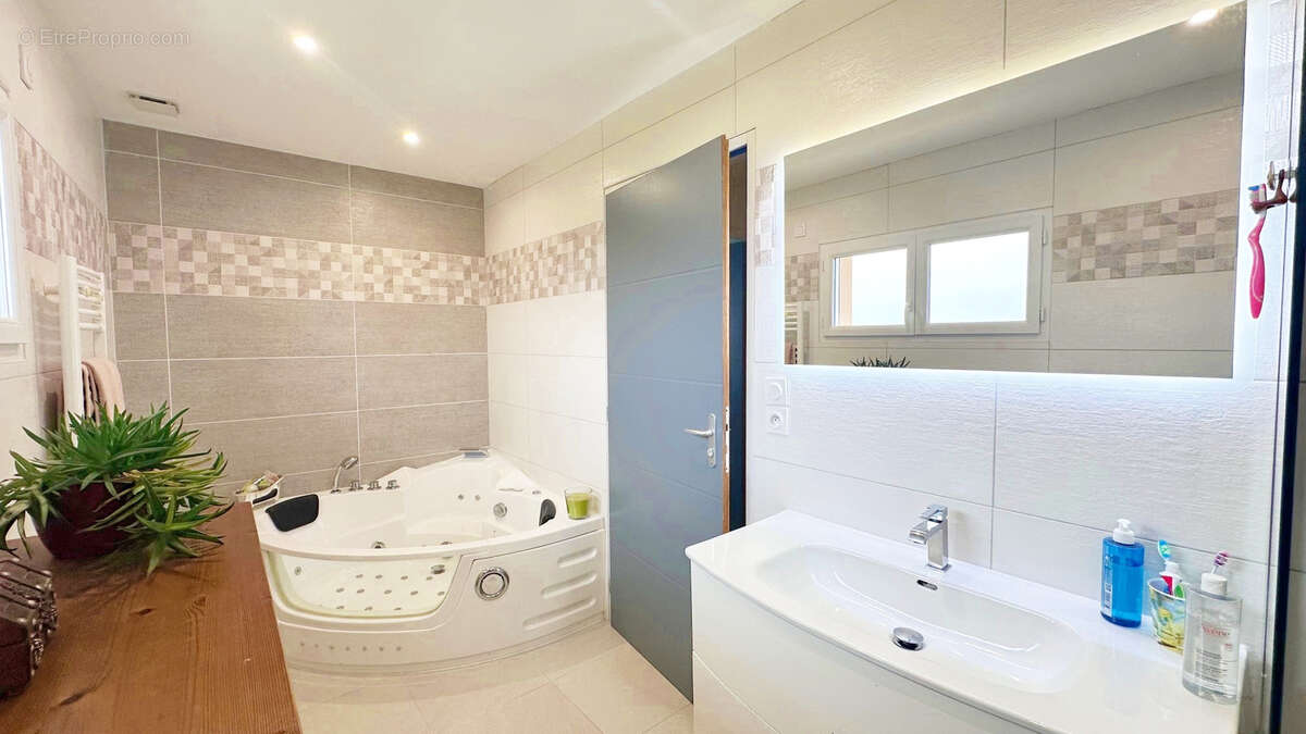 Maison à SAINT-CERGUES