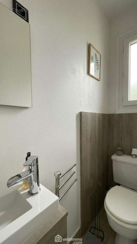 La salle d?eau bénéficie d?une fenêtre, apportant lumière naturelle et aération. - Appartement à GRIMAUD