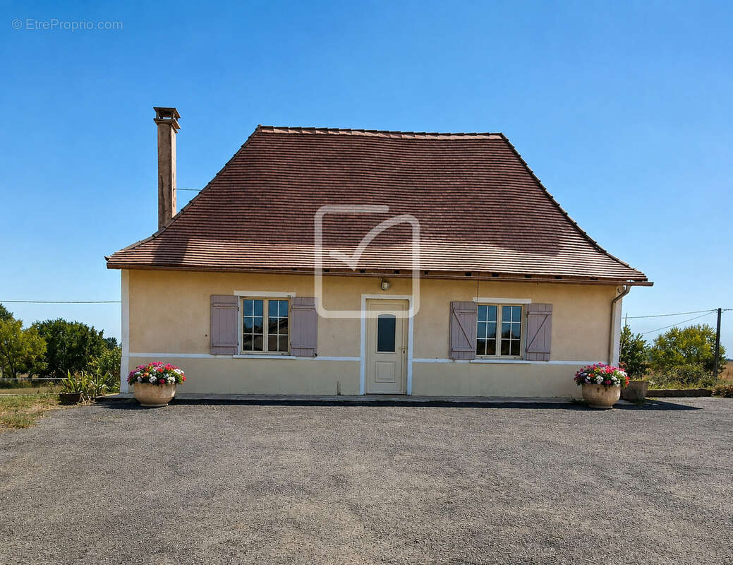 Rare   propriété équestre près de villeréal   20 ha   25 boxes   2 aires couvertes   2 habitations - photo 3