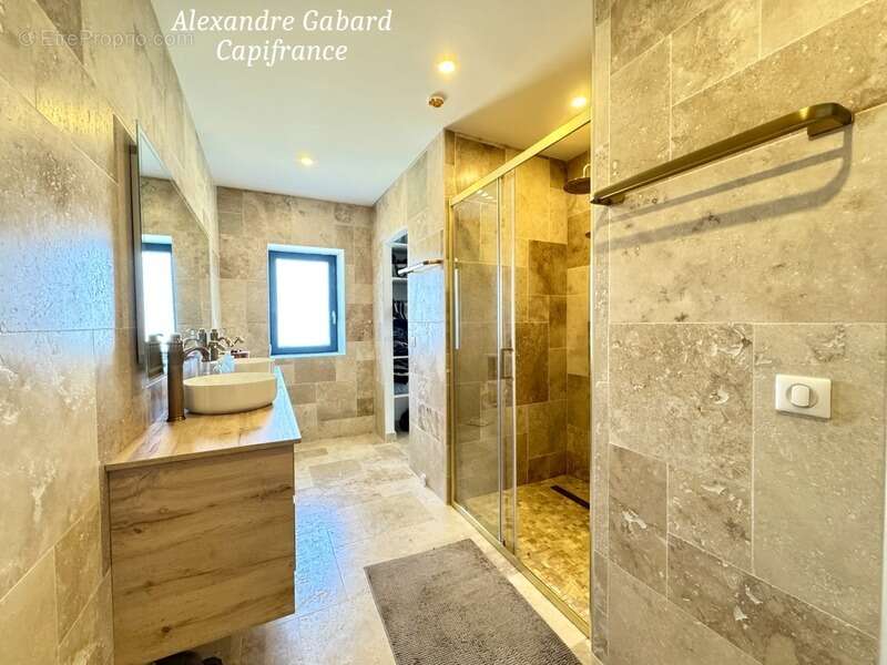 SUD REOLAIS - Maison en pierre rénovée - 7 chambres - Terrain 5 000 m² - Piscine - Dépendances - photo 9