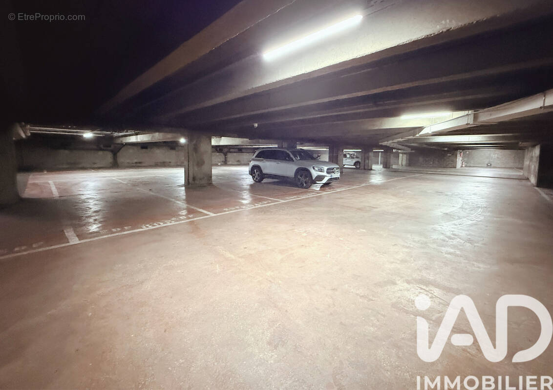 Photo 1 - Parking à PARIS-13E