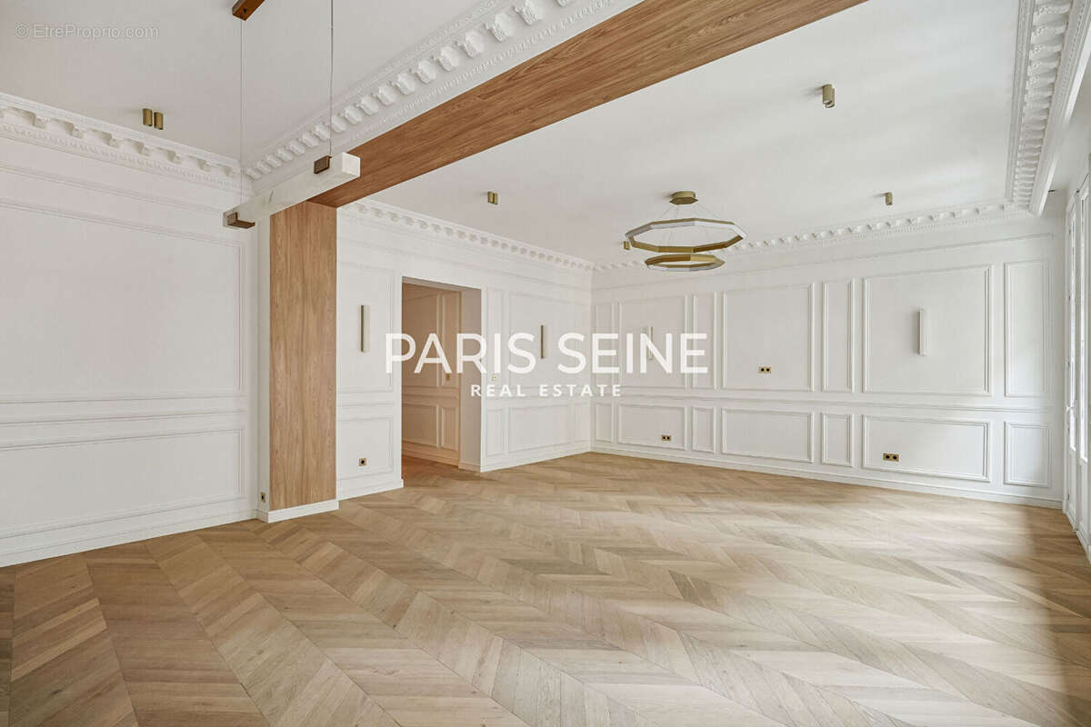 Appartement à PARIS-8E