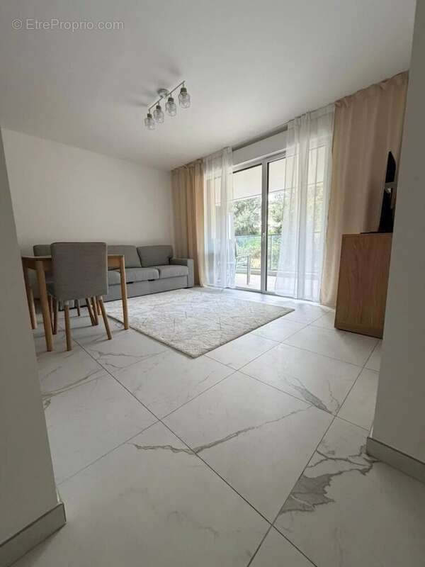 Appartement à SAINT-LAURENT-DU-VAR