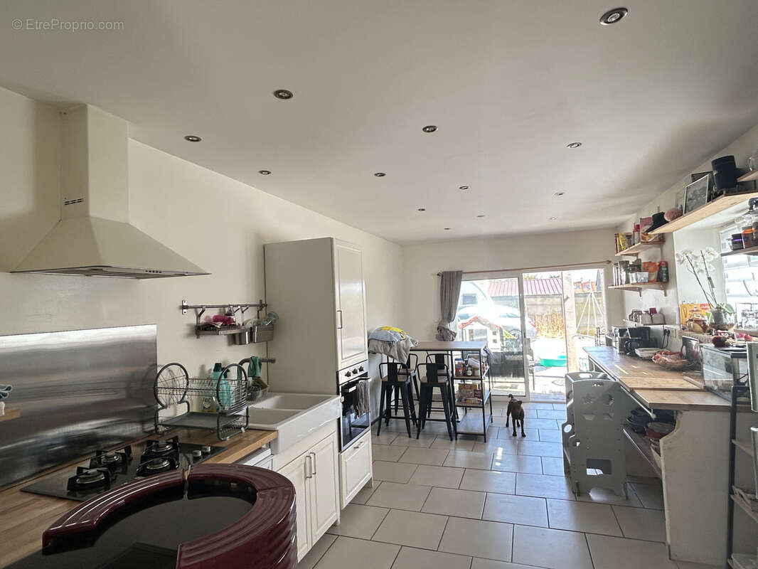 Une maison en pierres et tuiles de pays d'environ 160m2 comprenant: -Au rez-de-chaussée: cuisine aménagé avec - photo 3
