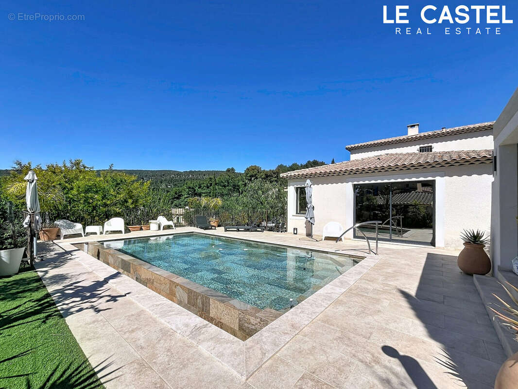 Maison à CEYRESTE