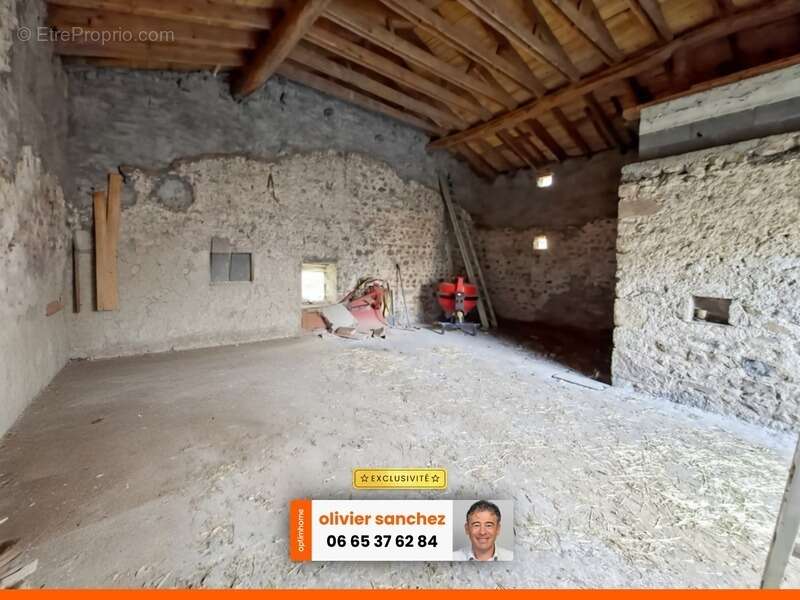 Maison à SAINT-GENES-CHAMPANELLE