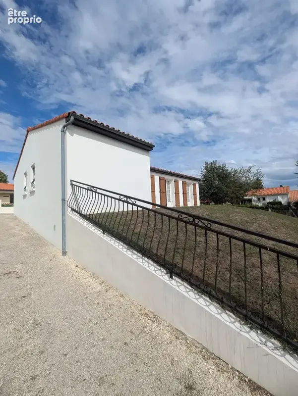 Maison de plain-pied avec grande terrasse, garage et terrain clos - photo 14
