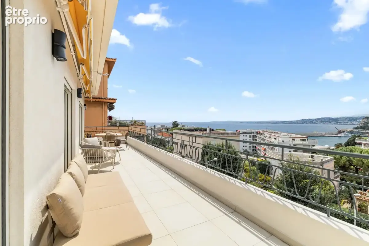 Nice - Le Port - Appartement 3 pièces d’exception entièrement rénové avec terrasse panoramique et vue mer - photo 3