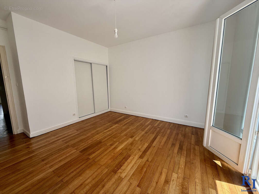 Grande Chambre avec rangements - Appartement à GRENOBLE