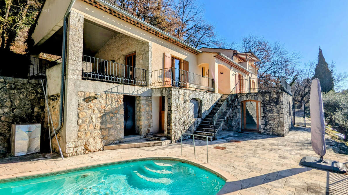 À Tourrettes-sur-Loup   Maison composée de 3 appartements + studio, piscine et vaste sous-sol - photo 34