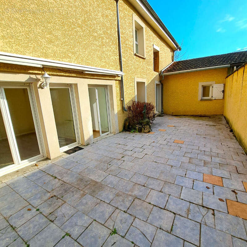 Appartement à SAINT-GENIS-LAVAL