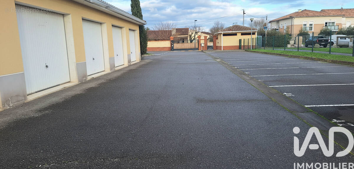 Photo 1 - Parking à AUCAMVILLE