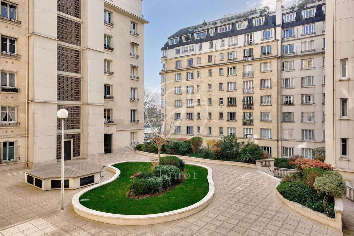 Appartement à PARIS-16E