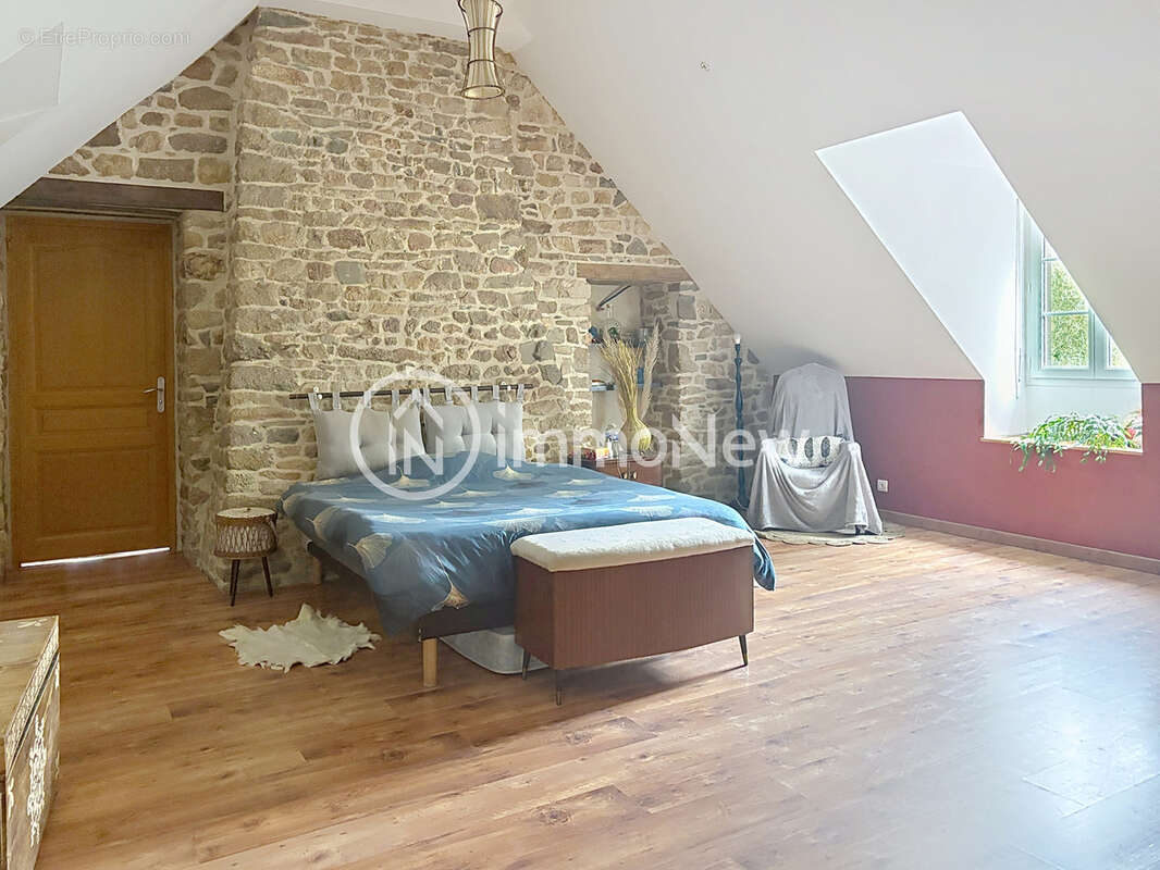 Superbe maison en pierre 192 m2 sur terrain 4807 m2 avec beaux volumes et puits - photo 13